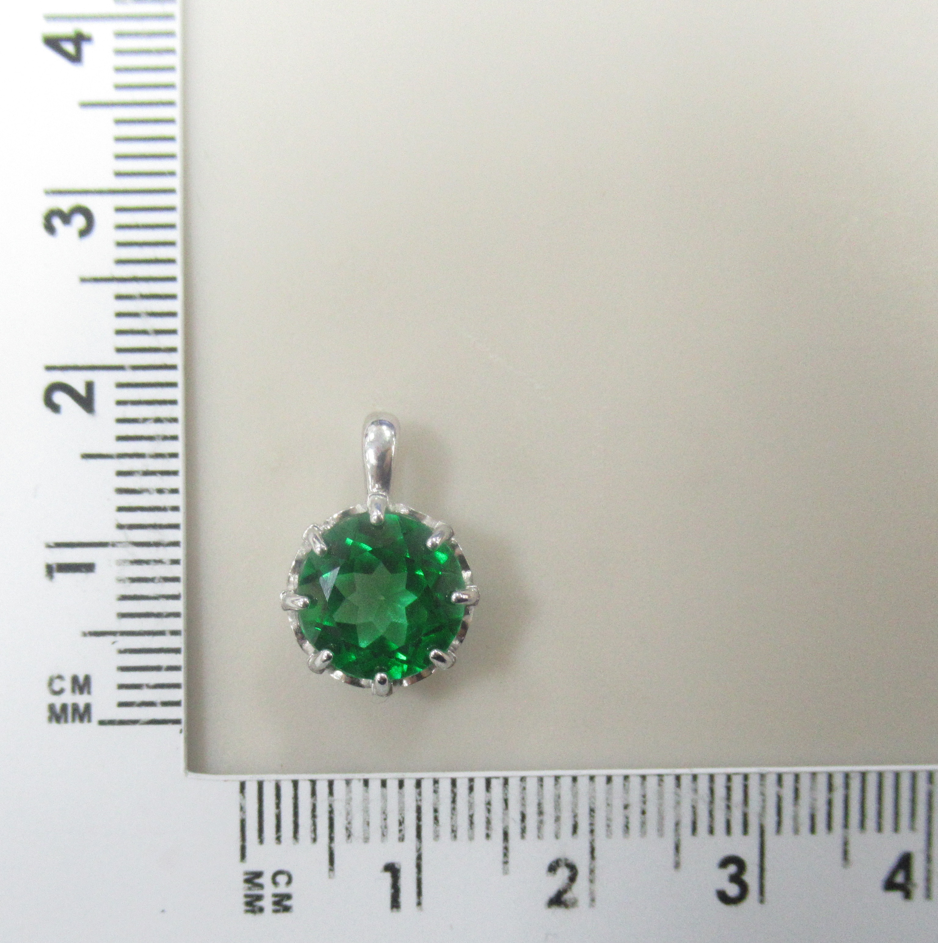 Серебряная подвеска с зеленым топазом